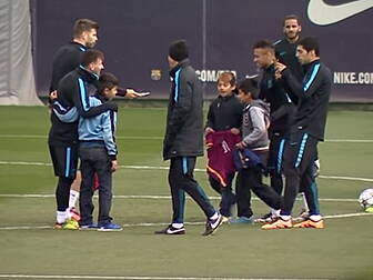 WATCH: Barcelona players let t...